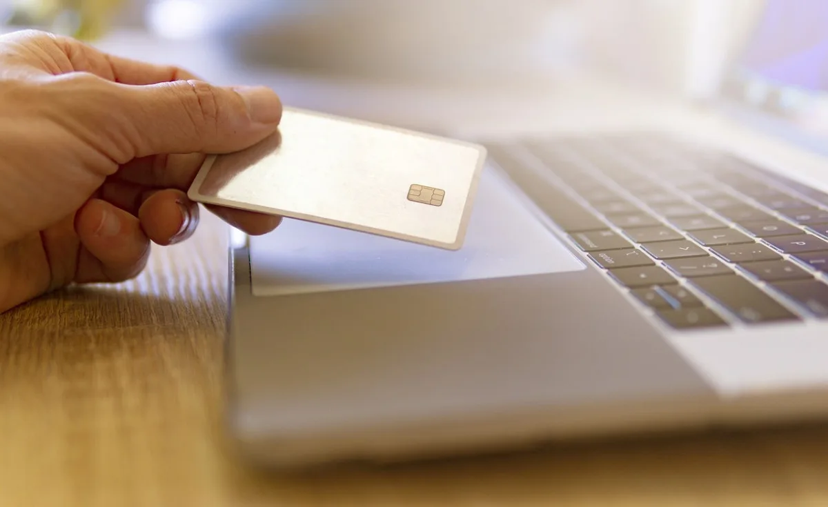 Maloobchod v červnu 2025: Růst tržeb táhly pohonné hmoty a e-shopy