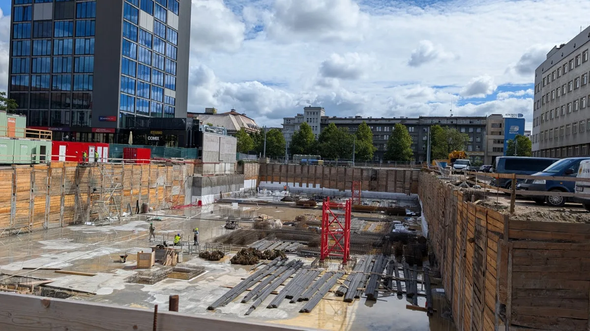 V centru města začala stavba komplexu se stovkami bytů, kancelářemi a obchody