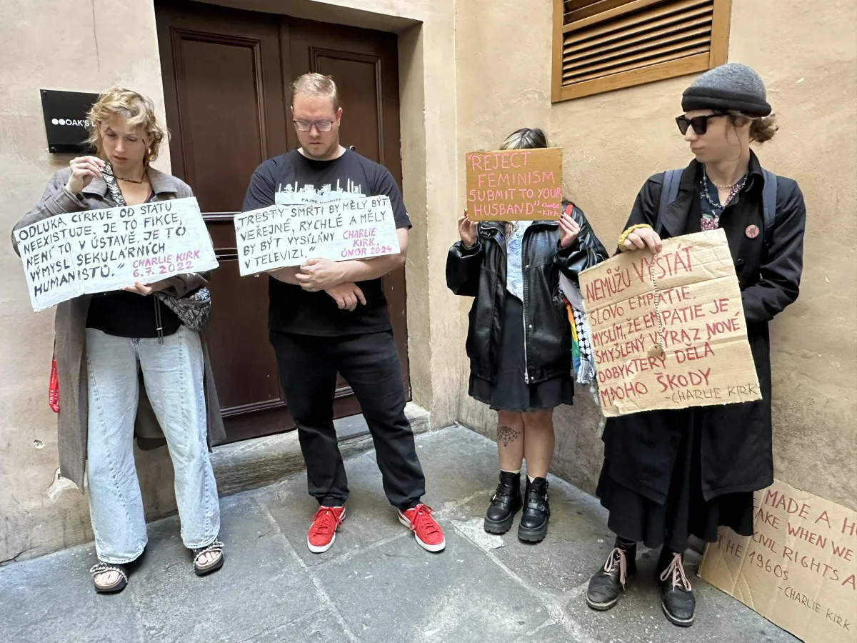 Mši za kontroverzního influencera Kirka narušil konflikt.