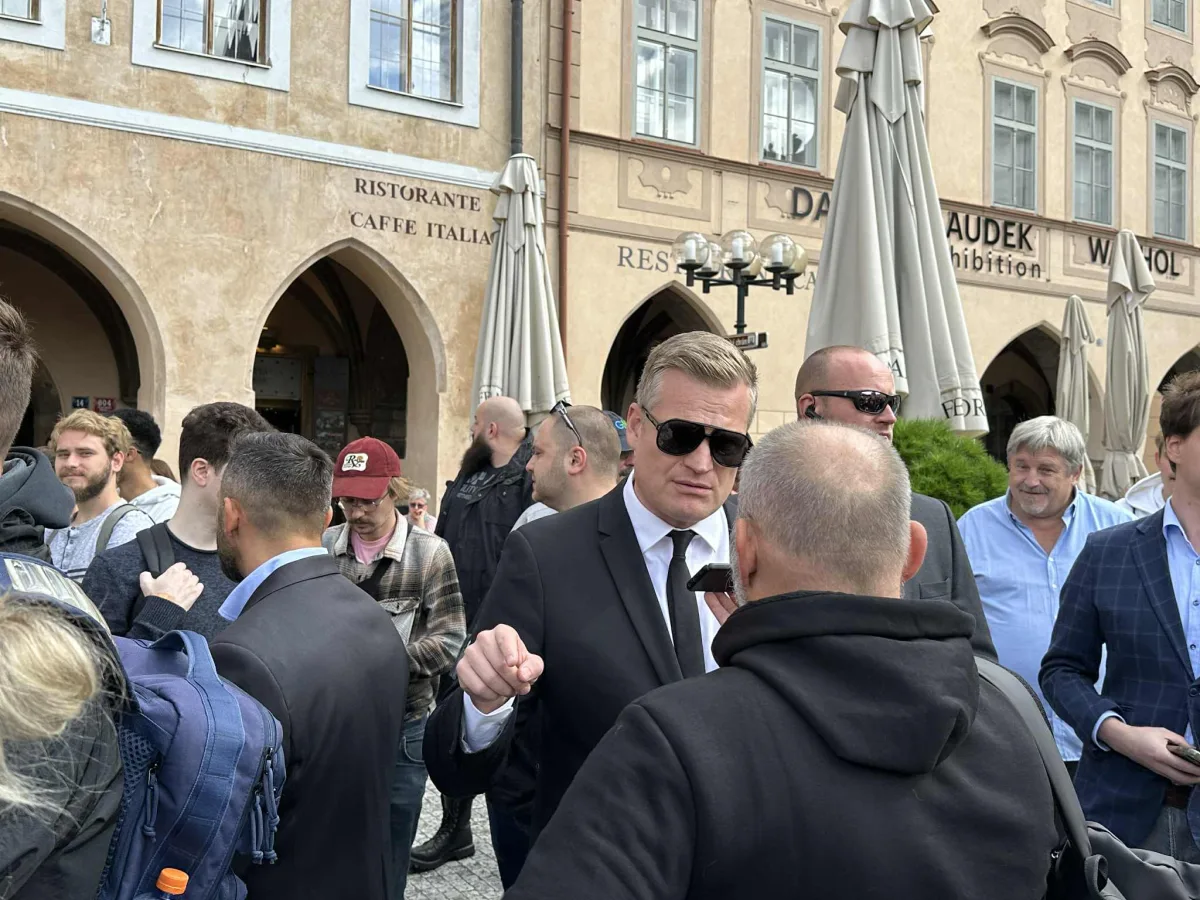 Mši za kontroverzního influencera Kirka narušil konflikt.