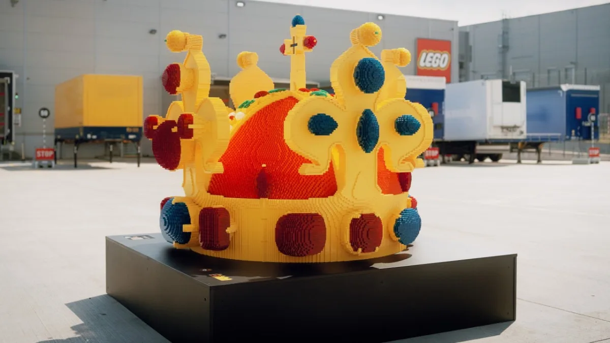 LEGO slaví 25 let v ČR: Svatováclavská koruna ze 128 333 kostek v Praze