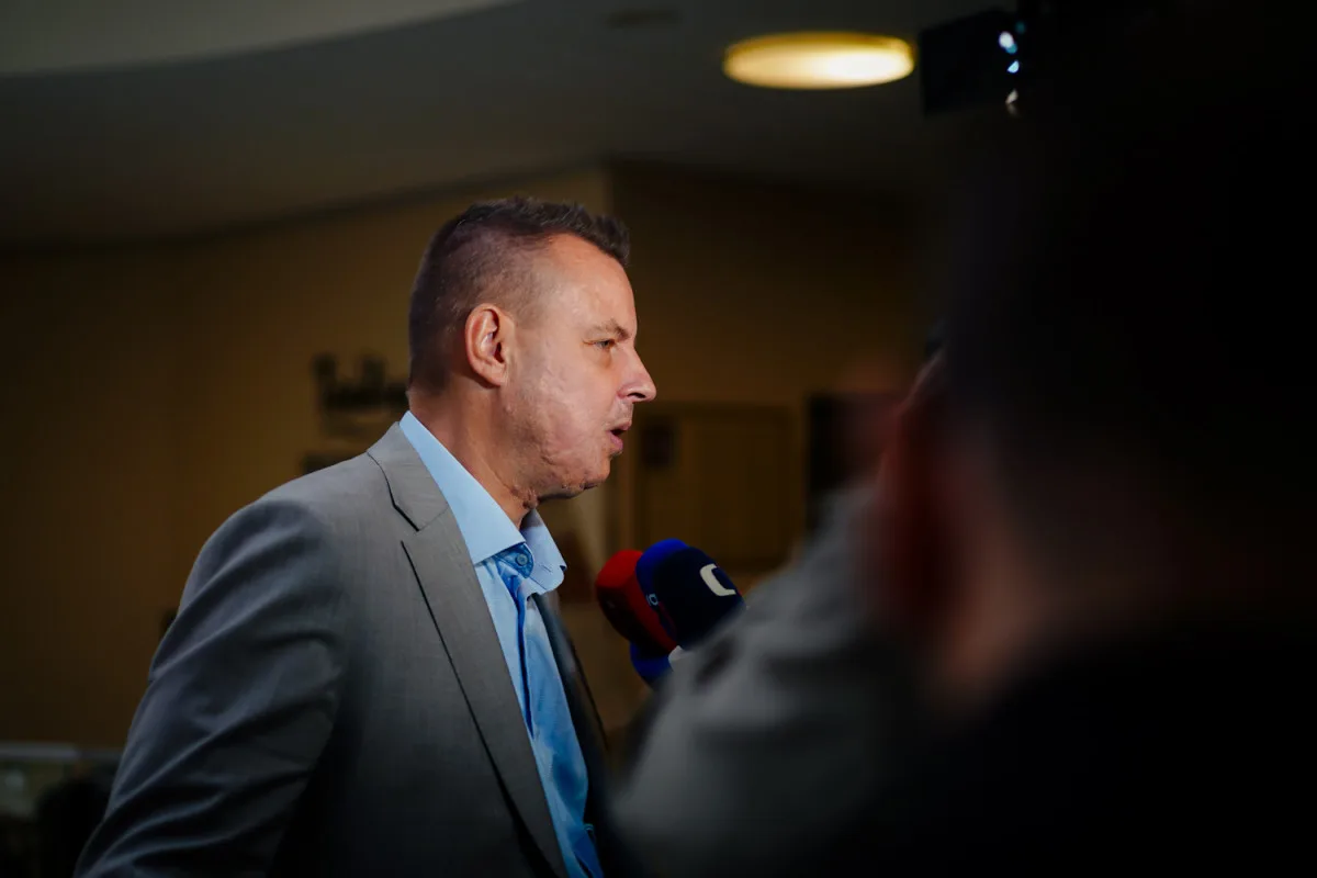 Po sečtení třetiny okrsků vedlo ANO před Spolu, STAN, SPD, Motoristy a Piráty
