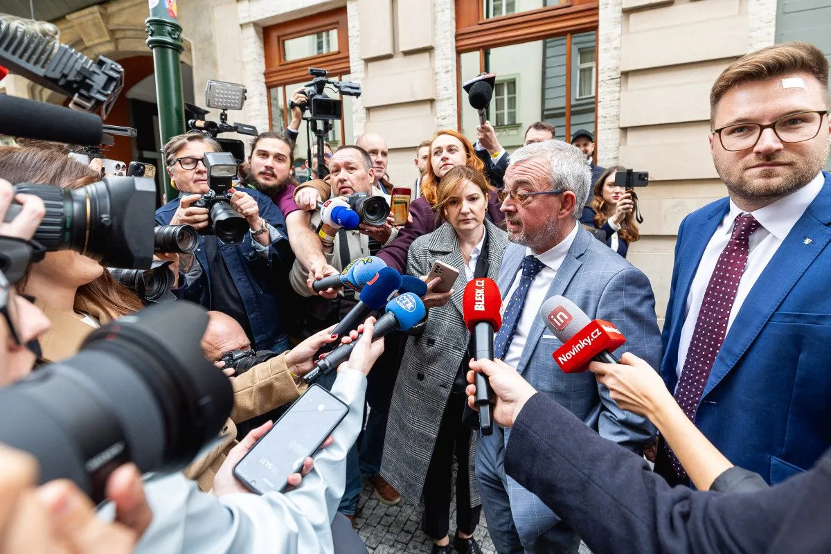 Po sečtení dvou třetin okrsků vedlo ANO před Spolu, STAN, SPD a Piráty