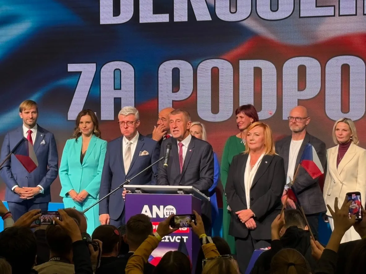 Vítězem sněmovních voleb je podle propočtu hnutí ANO, druhé skončilo Spolu