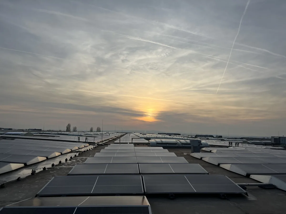 VIDEO: Na průmyslových halách v Brně a Blučině vyrostly obří solární elektrárny
