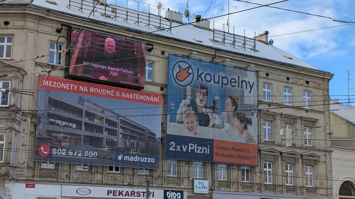 Město omezuje reklamní smog. Zmizí obří plachty i zářivé obrazovky
