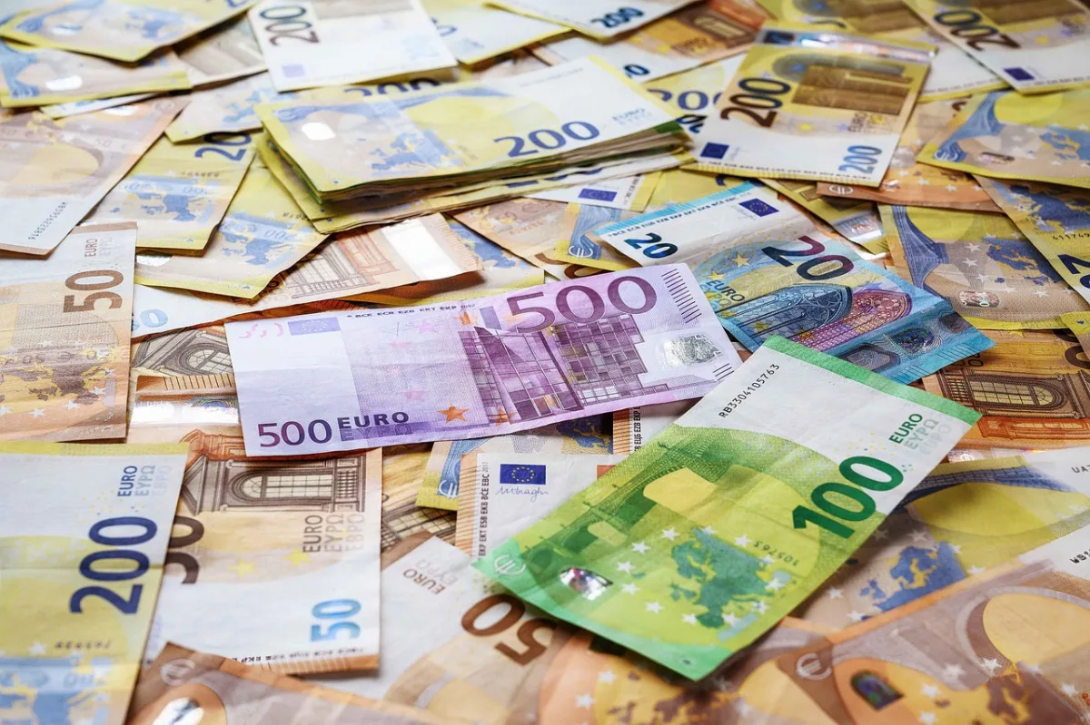Spotřeba domácností v EU dál roste, úspory naopak klesají