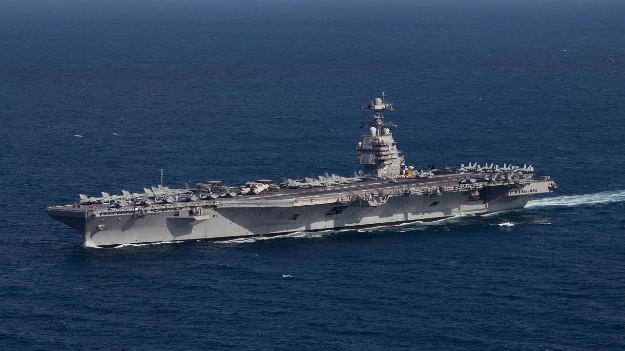 USS Ford míří proti Íránu. Na palubě řeší hlavně toalety