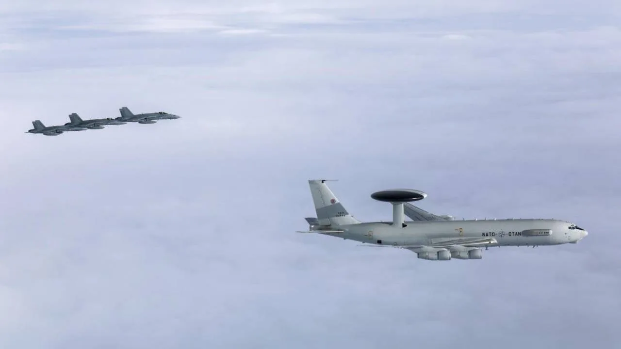 Aliance poprvé vyslala AWACS nad Finsko. Doprovodily ho Hornety
