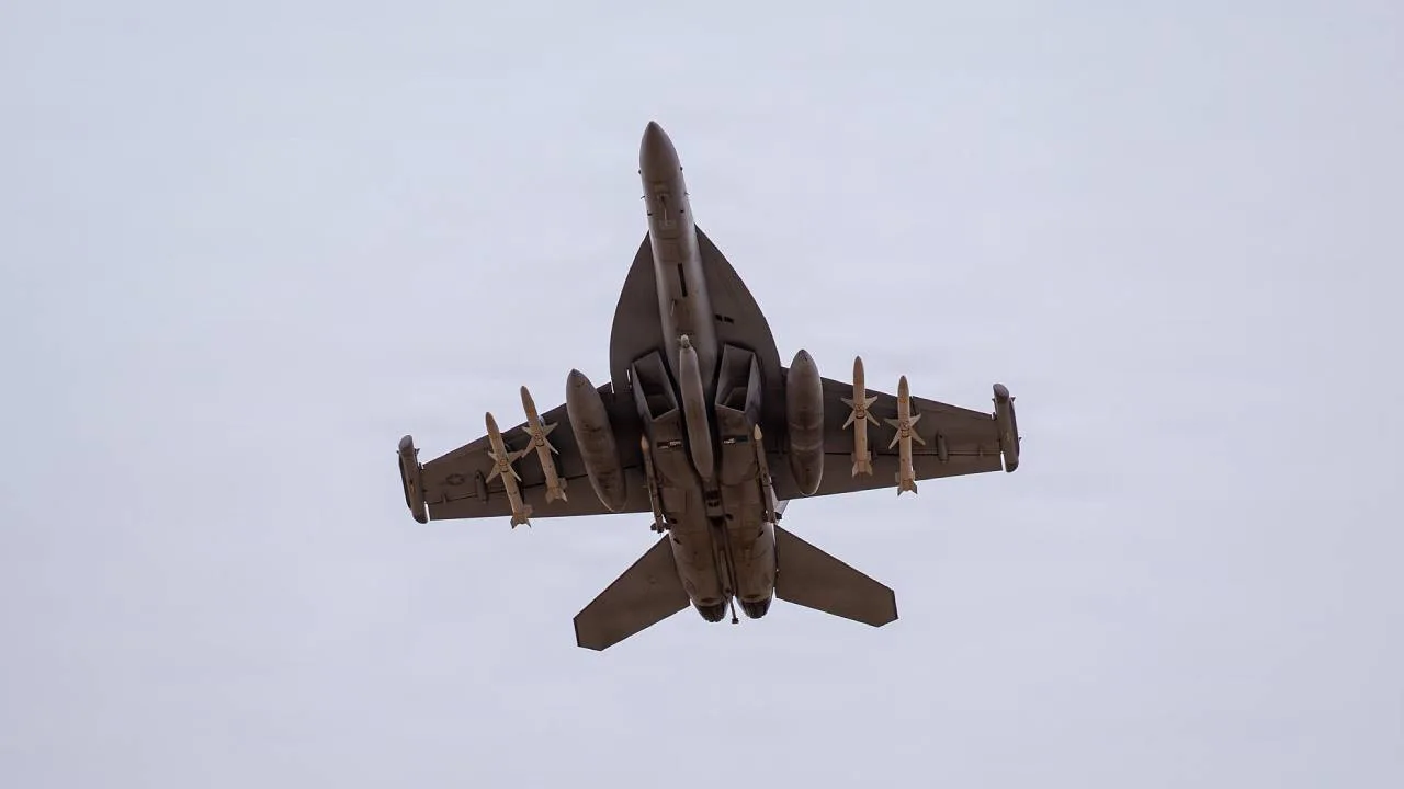 Jakou výzbroj nesou EA-18G a F-16CM v Epic Fury?