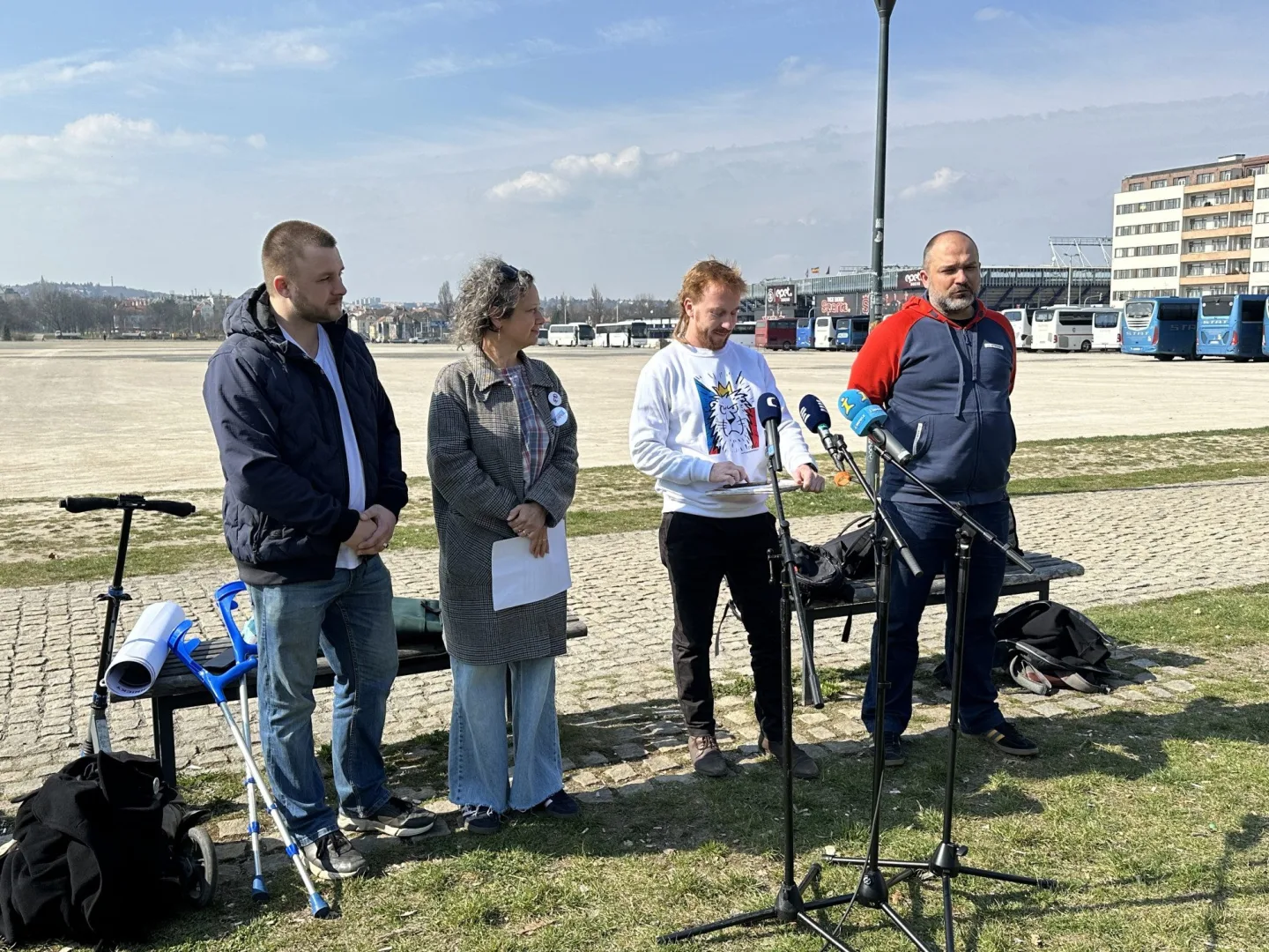 Stovky dobrovolníků, desítky záchodů, sekce pro rodiny. Jak bude vypadat demonstrace na Letné