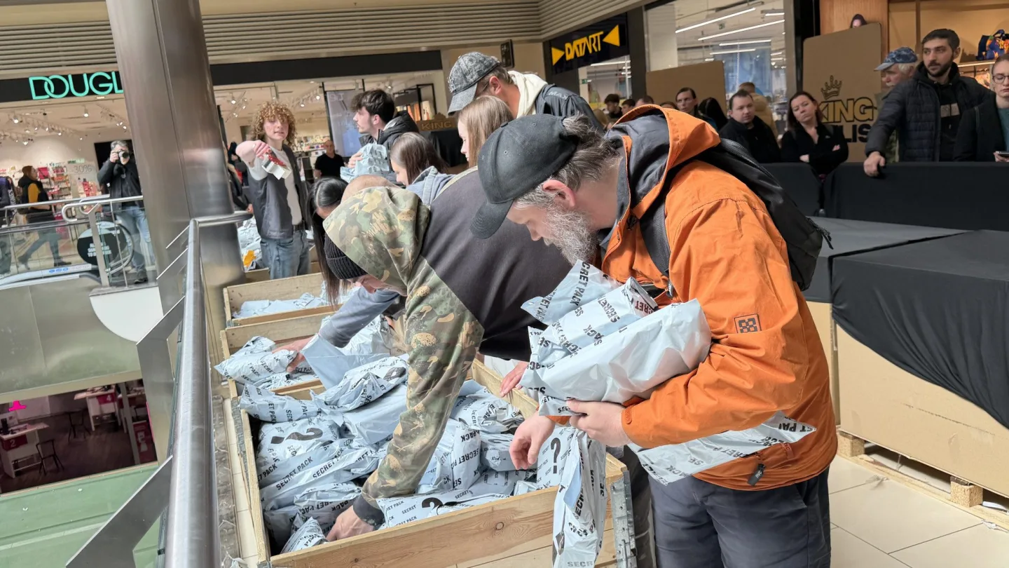 Lidé rozbalují poklady i naprosté bizáry. Adrenalinový hon na balíčky odstartoval