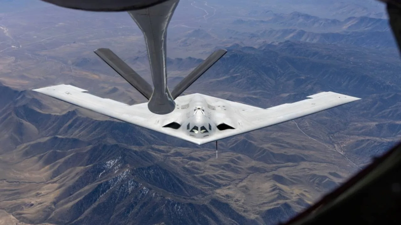 B-21 Raider úspěšně tankuje za letu, potvrzuje globální dosah