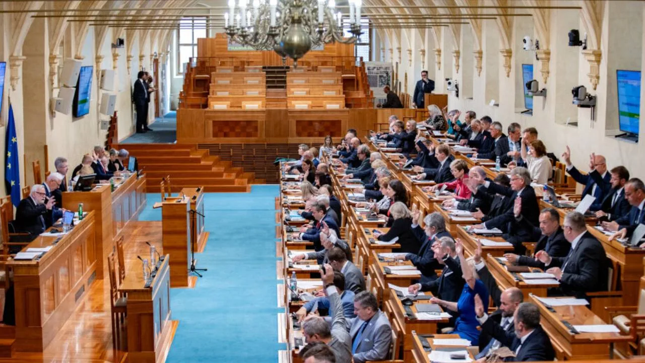 Opět to nevyšlo: Senát nepodpořil ústavní právo na život bez digitálu