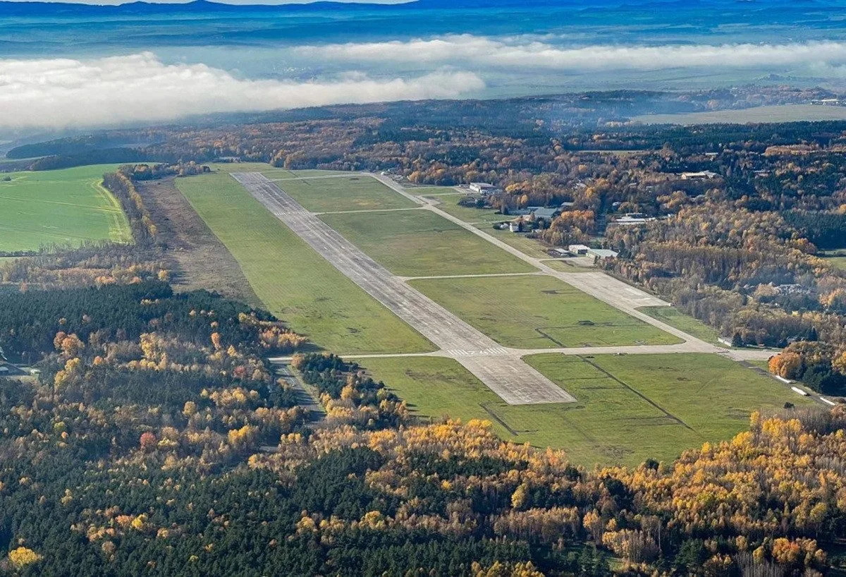 Střelba a dým, armáda se po letech naplno vrátila k výcviku na letišti v Líních