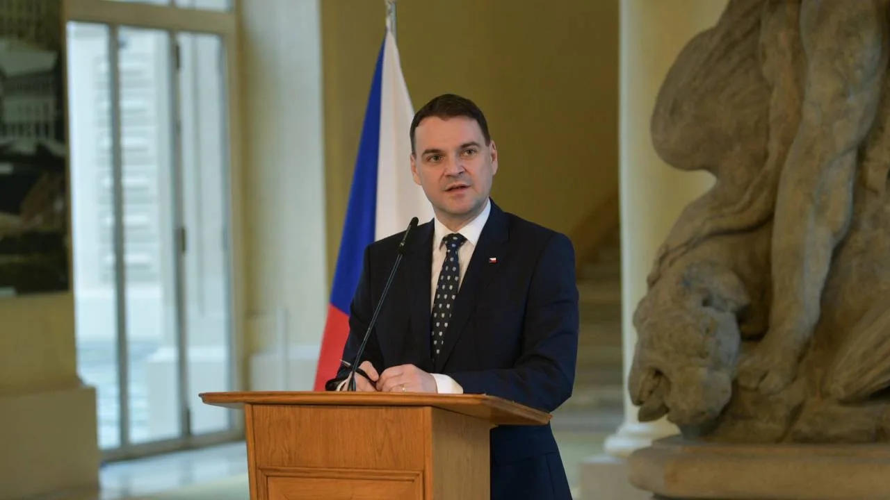 Summit NATO: Macinka navrhne odklad rozhodnutí o delegaci