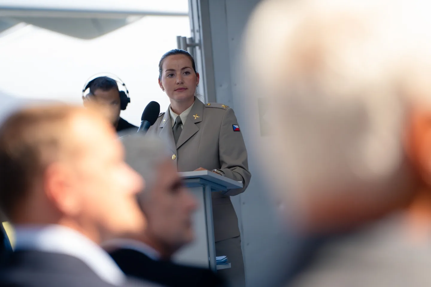 FOTO: Armáda si převzala první dopravní letoun Embraer. Podívejte se, jak vypadá uvnitř