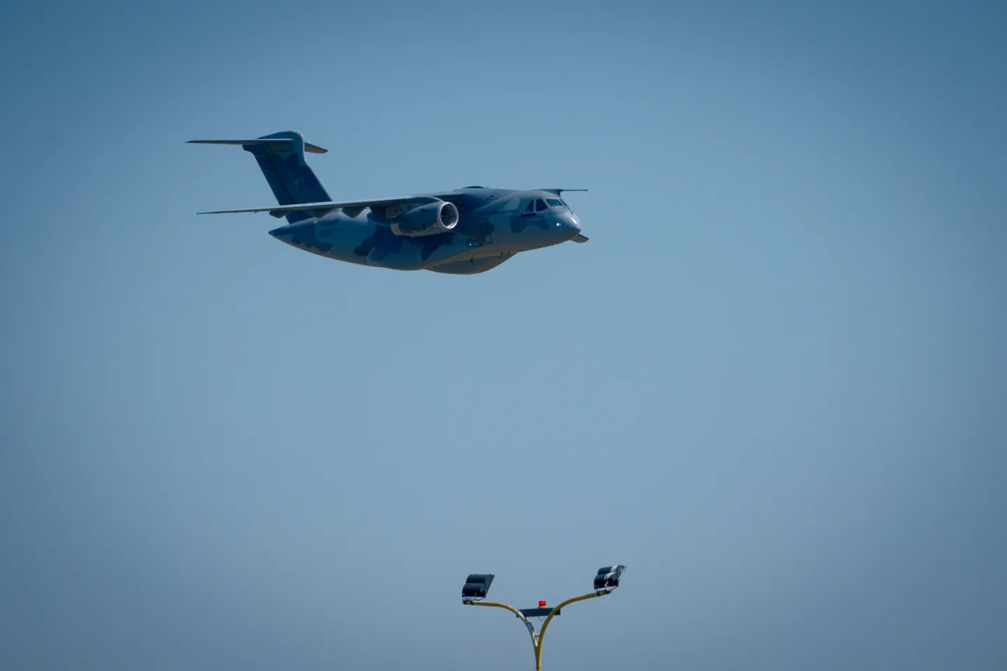 FOTO: Armáda si převzala první dopravní letoun Embraer. Podívejte se, jak vypadá uvnitř