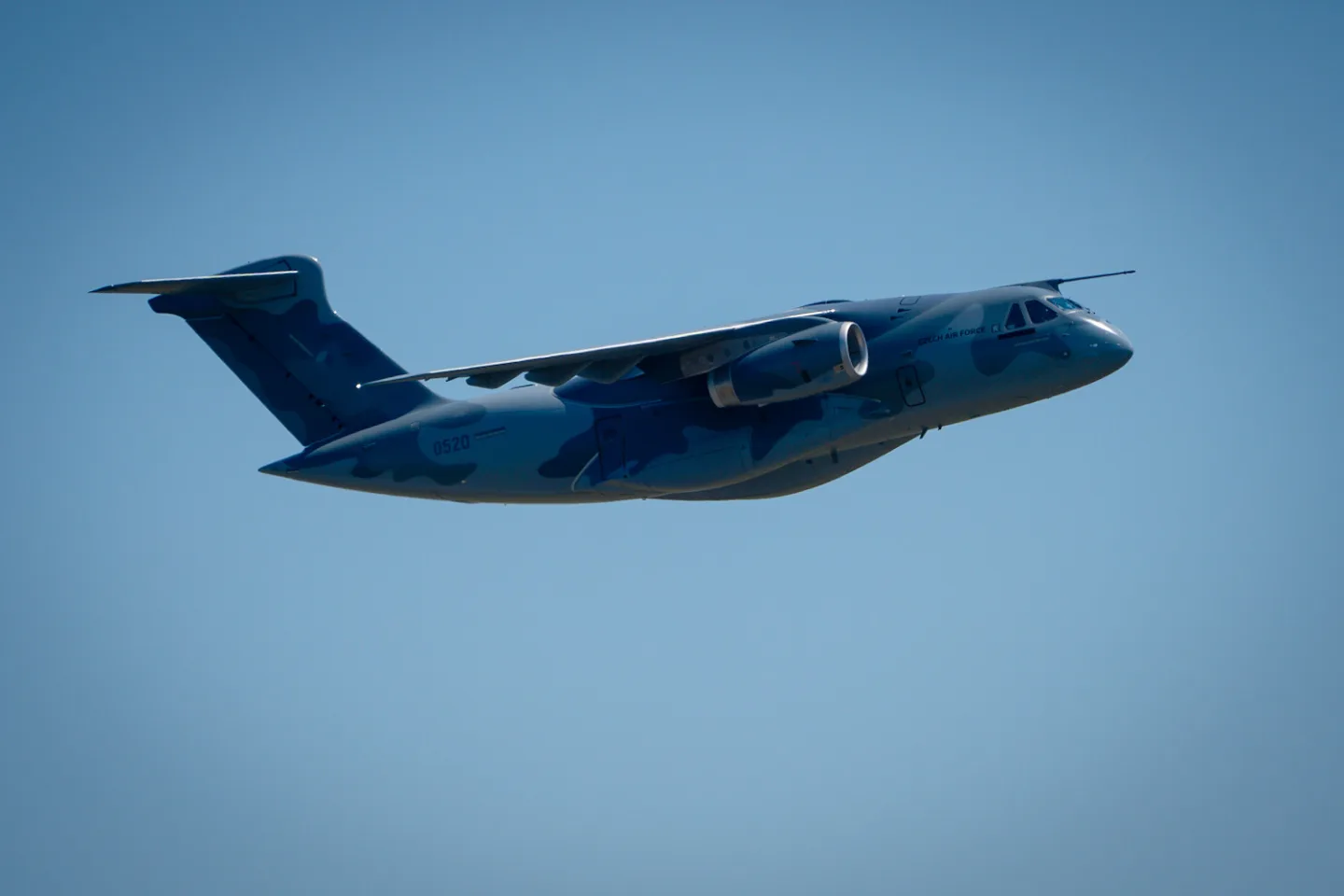 FOTO: Armáda si převzala první dopravní letoun Embraer. Podívejte se, jak vypadá uvnitř