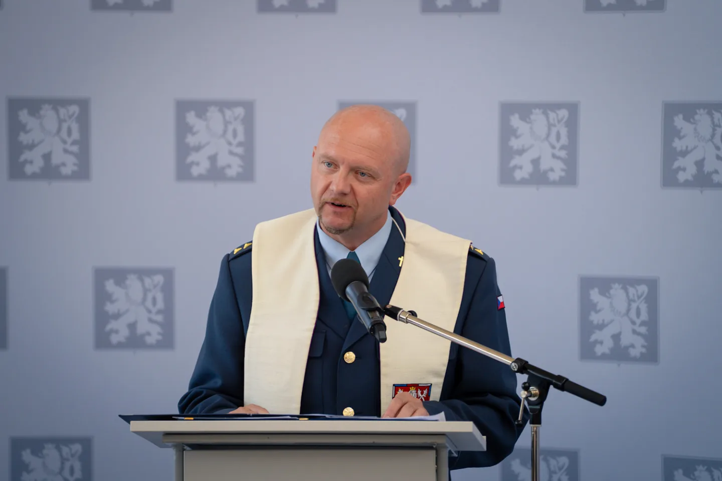 FOTO: Armáda si převzala první dopravní letoun Embraer. Podívejte se, jak vypadá uvnitř