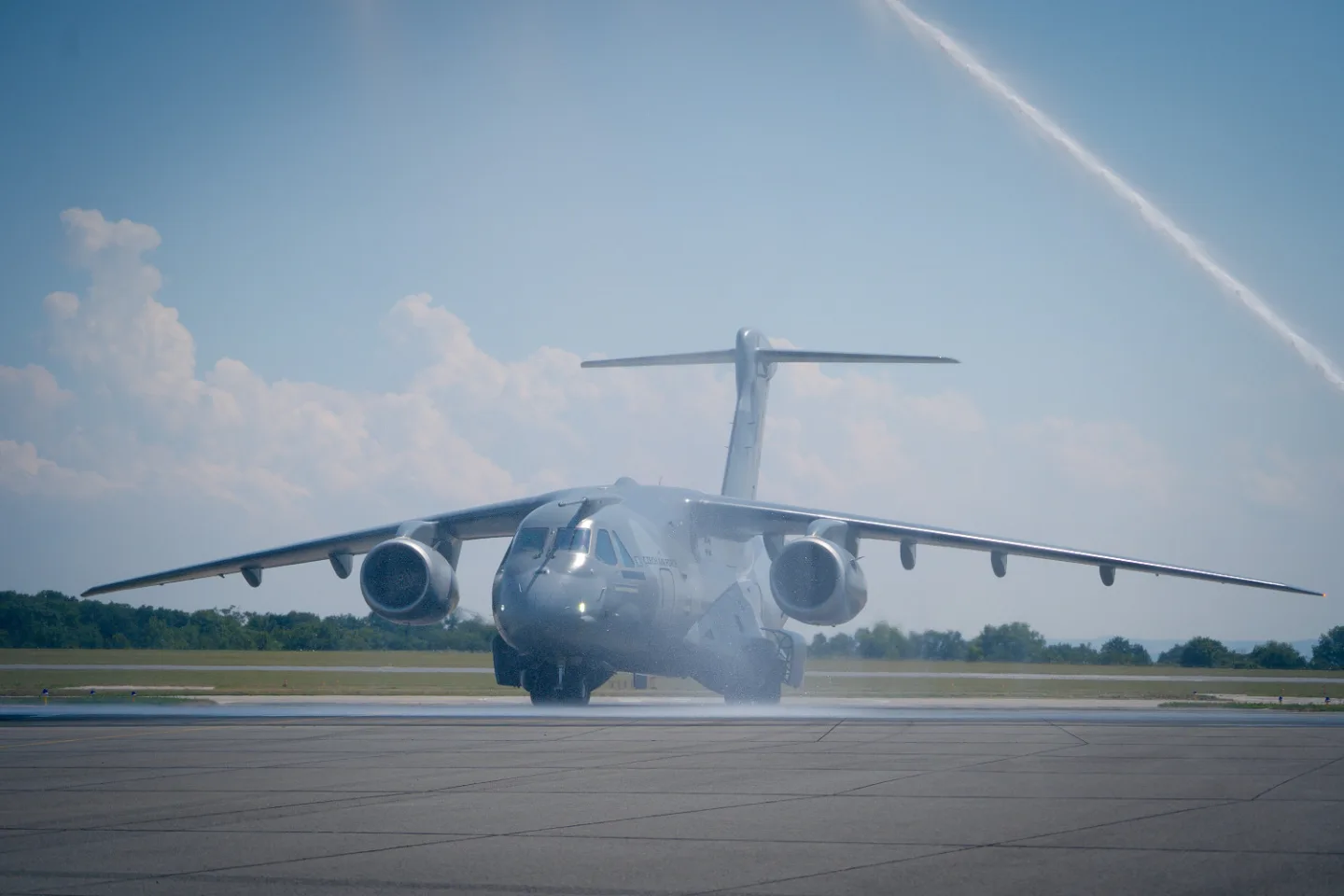 FOTO: Armáda si převzala první dopravní letoun Embraer. Podívejte se, jak vypadá uvnitř