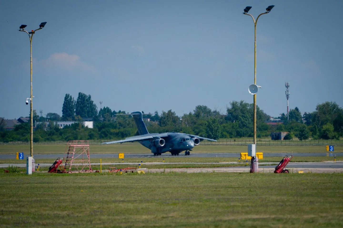 FOTO: Armáda si převzala první dopravní letoun Embraer. Podívejte se, jak vypadá uvnitř