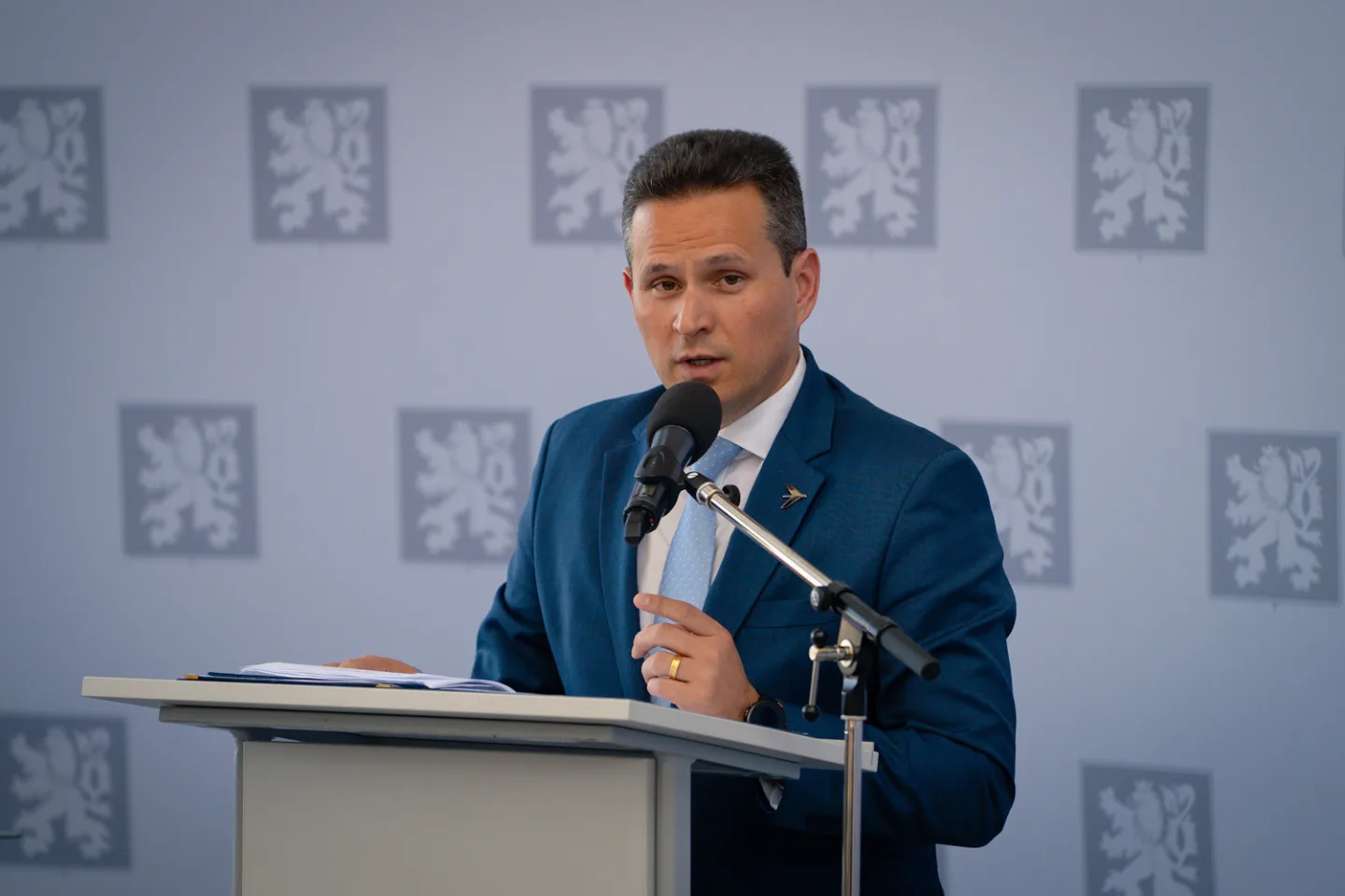 FOTO: Armáda si převzala první dopravní letoun Embraer. Podívejte se, jak vypadá uvnitř