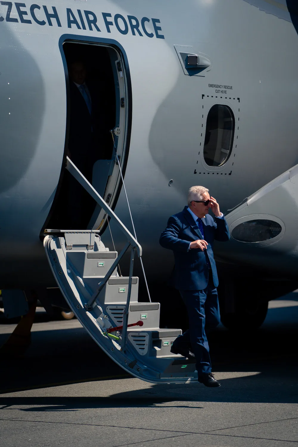 FOTO: Armáda si převzala první dopravní letoun Embraer. Podívejte se, jak vypadá uvnitř