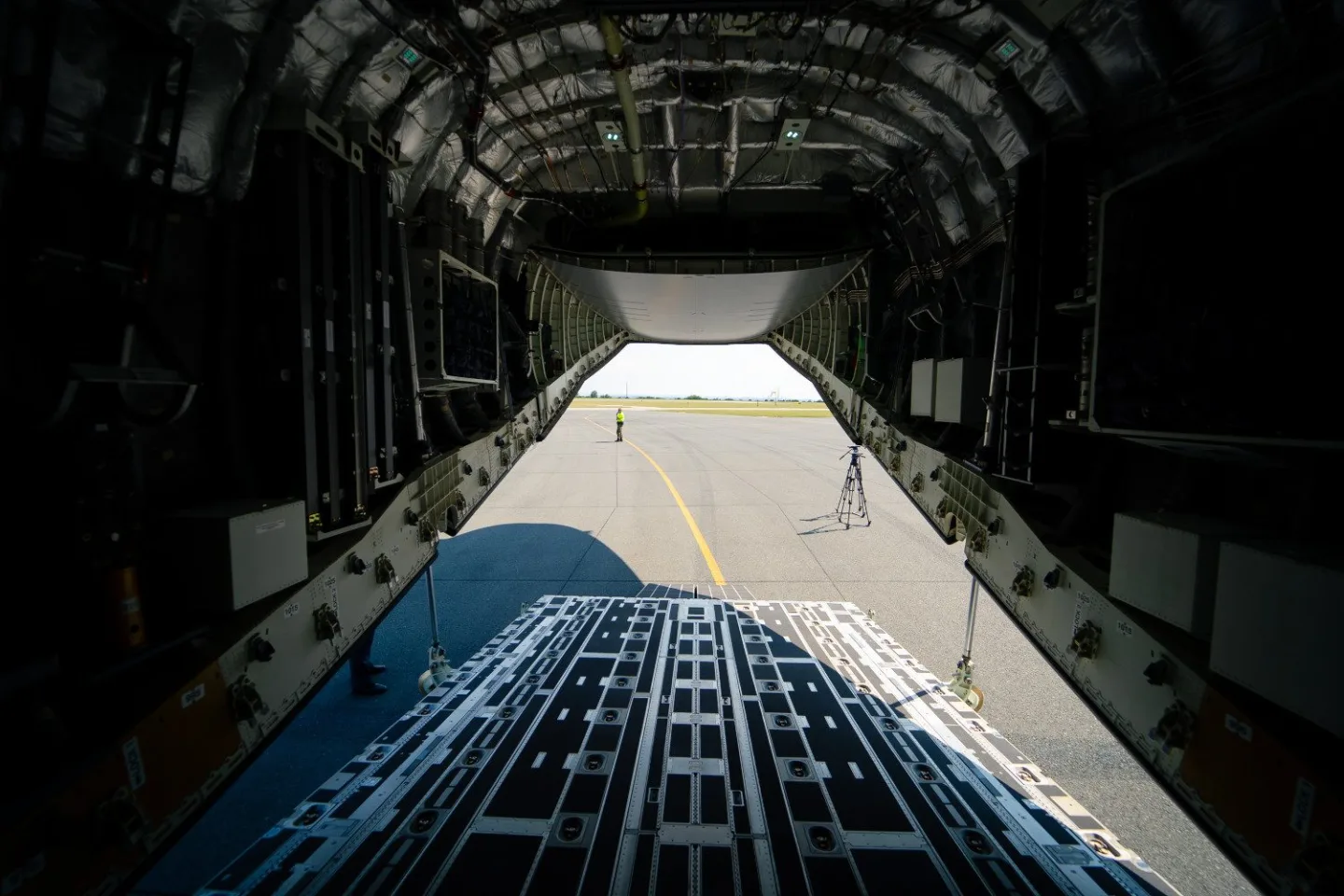 FOTO: Armáda si převzala první dopravní letoun Embraer. Podívejte se, jak vypadá uvnitř