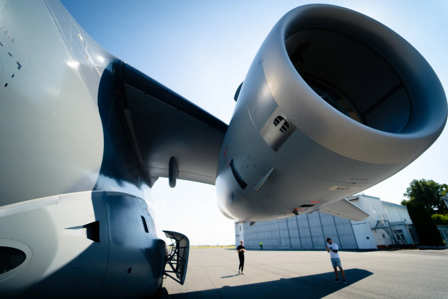 FOTO: Armáda si převzala první dopravní letoun Embraer. Podívejte se, jak vypadá uvnitř