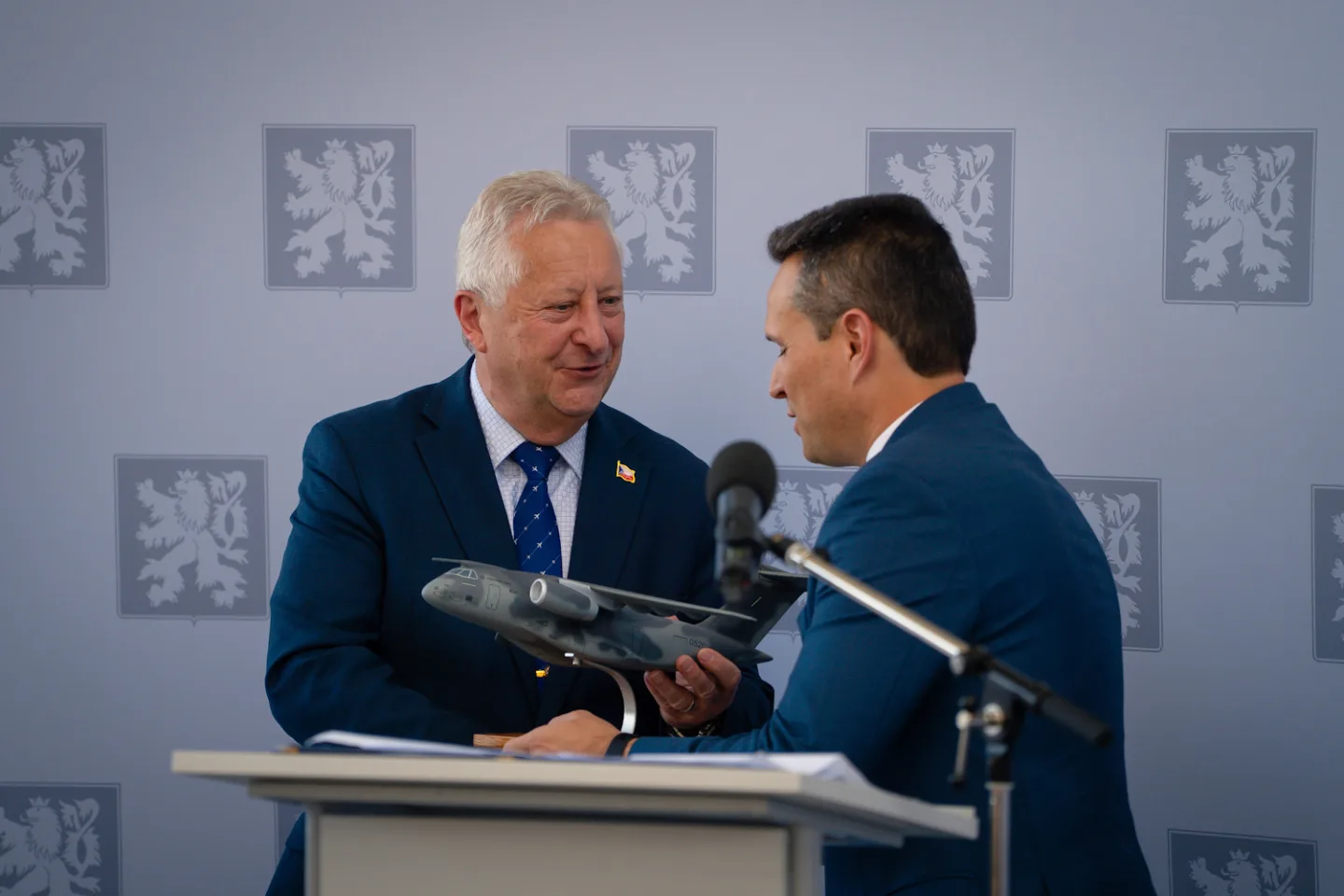 FOTO: Armáda si převzala první dopravní letoun Embraer. Podívejte se, jak vypadá uvnitř