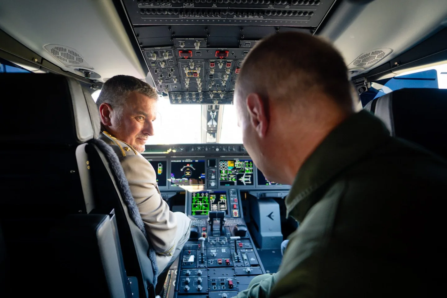 FOTO: Armáda si převzala první dopravní letoun Embraer. Podívejte se, jak vypadá uvnitř