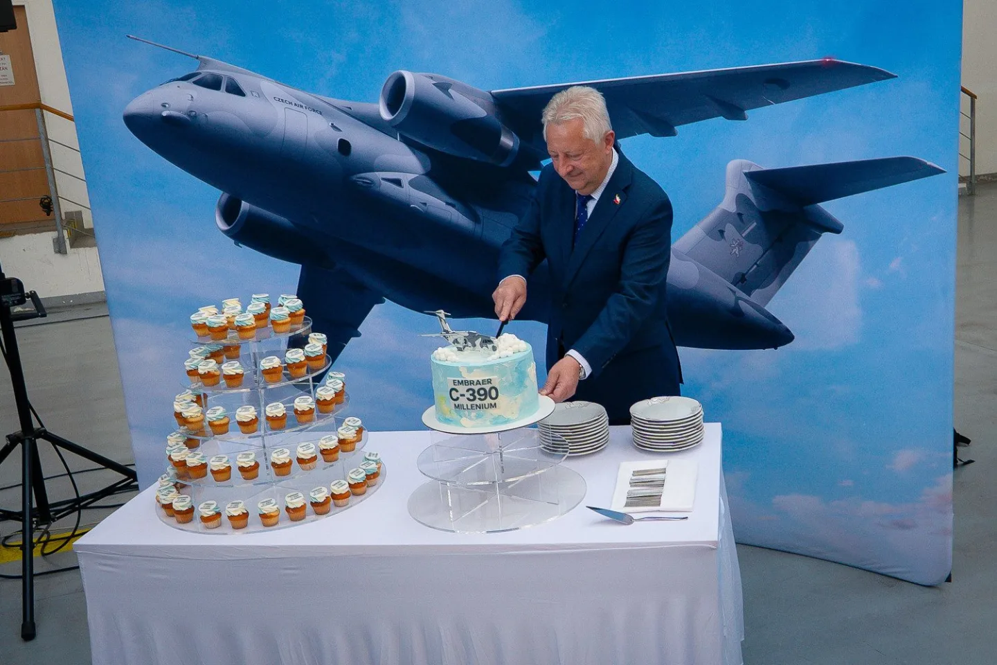 FOTO: Armáda si převzala první dopravní letoun Embraer. Podívejte se, jak vypadá uvnitř