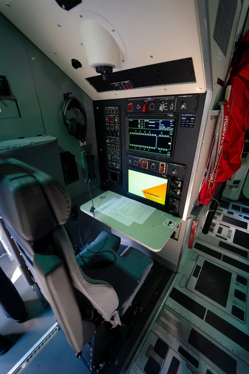 FOTO: Armáda si převzala první dopravní letoun Embraer. Podívejte se, jak vypadá uvnitř