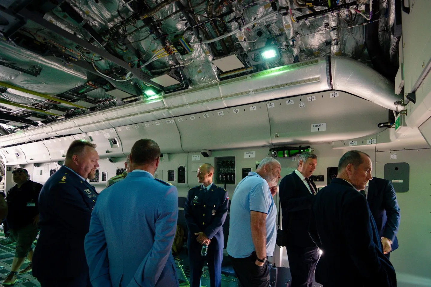 FOTO: Armáda si převzala první dopravní letoun Embraer. Podívejte se, jak vypadá uvnitř