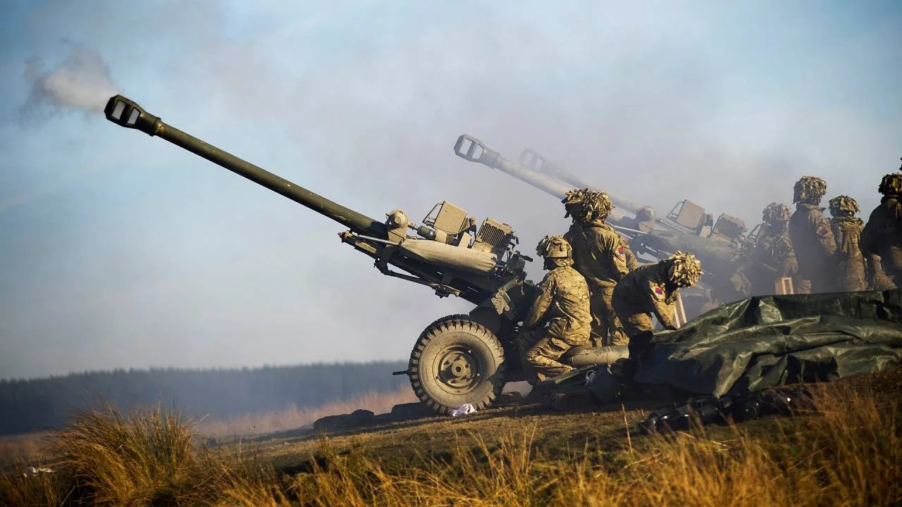 Británie posílá Ukrajině první z 150 dělostřeleckých hlavní