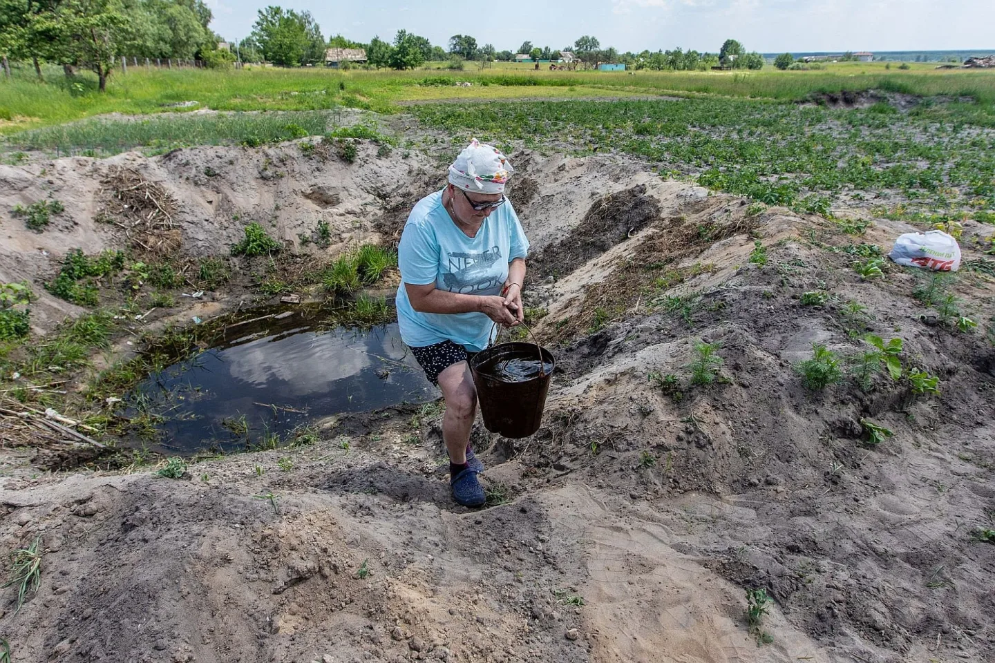 Až se bojiště vrátí zemědělcům. Ukrajina hledá cestu k obnově zničených polí