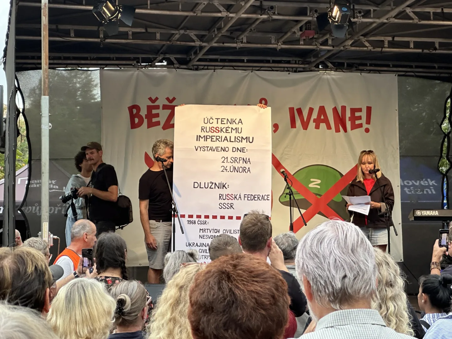 Běž domů Ivane. Lidé k výročí okupace vystavili symbolický účet Rusku