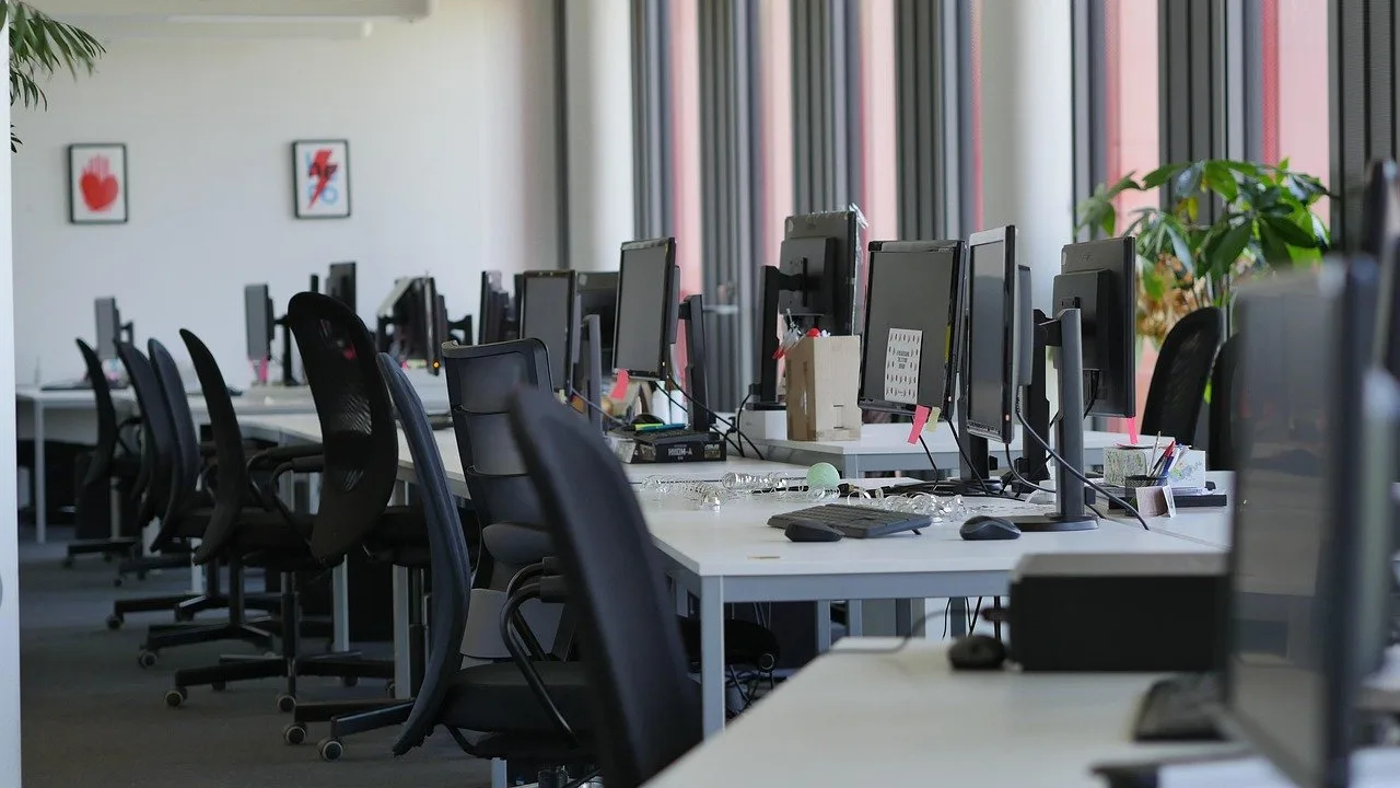 KOMENTÁŘ: Nejsou lidi? Nebo už jen nejsou lidi za cenu, na kterou jsme zvyklí?