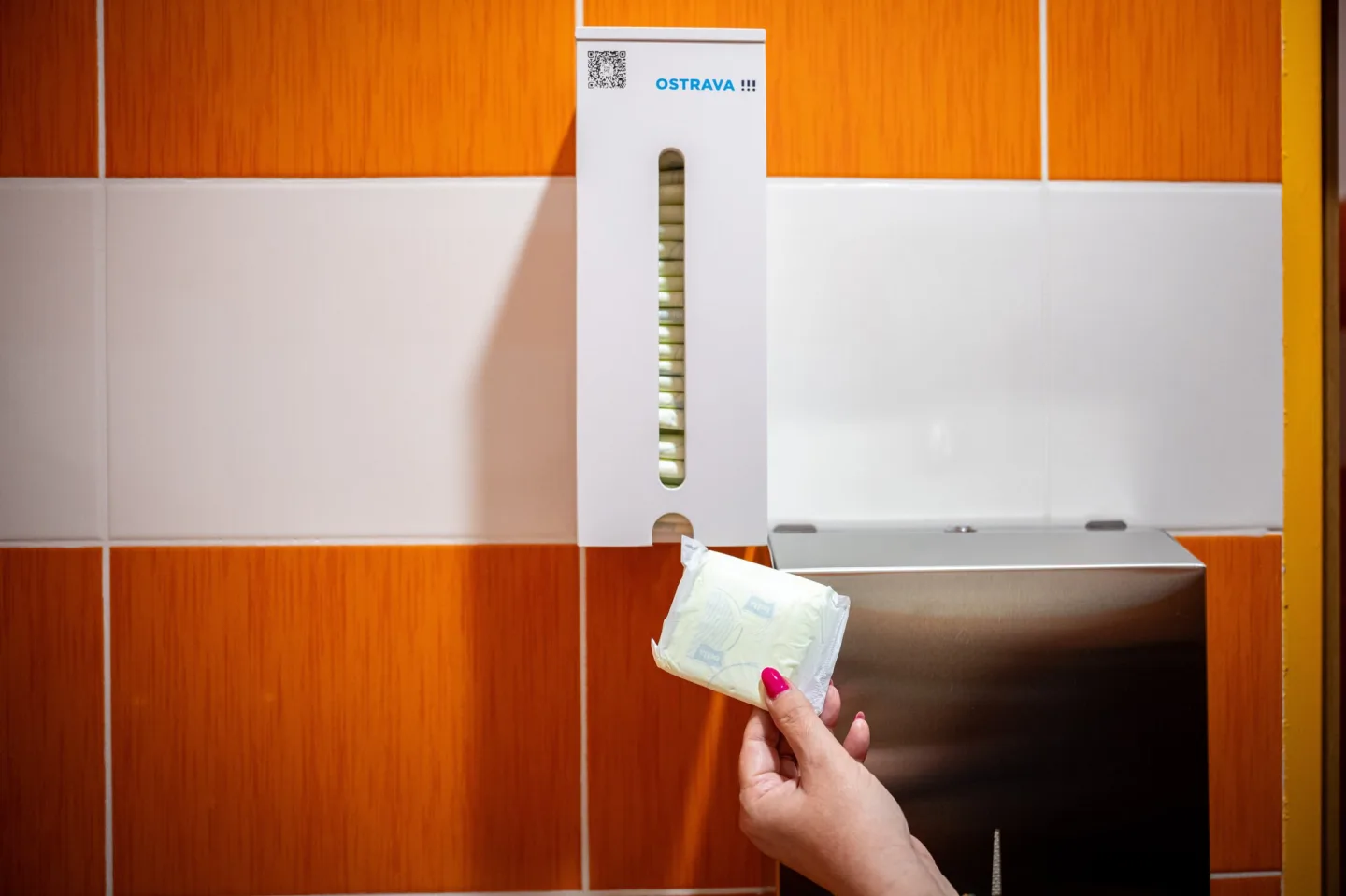 Ostrava dál bojuje s menstruační chudobou. Pomoc míří do desítek škol