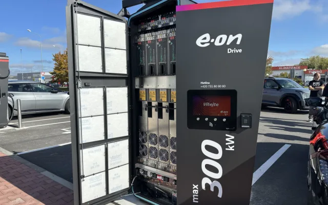 E.ON otevřel v Českých Budějovicích nový dobíjecí hub, napájet může až 10 elektroaut najednou