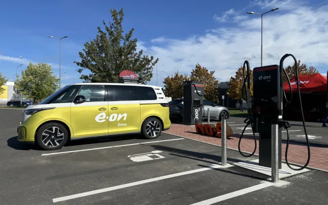 E.ON otevřel v Českých Budějovicích nový dobíjecí hub, napájet může až 10 elektroaut najednou
