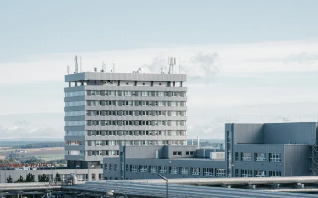 5G antény v areálu elektrárny