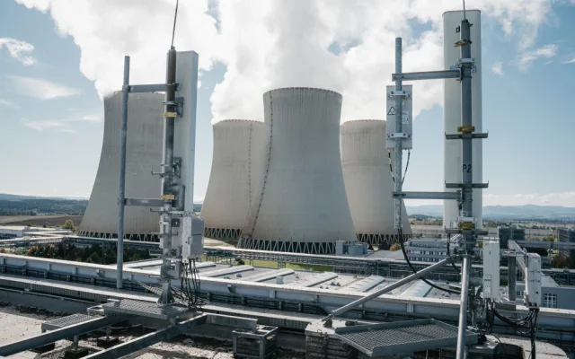 5G antény v areálu elektrárny