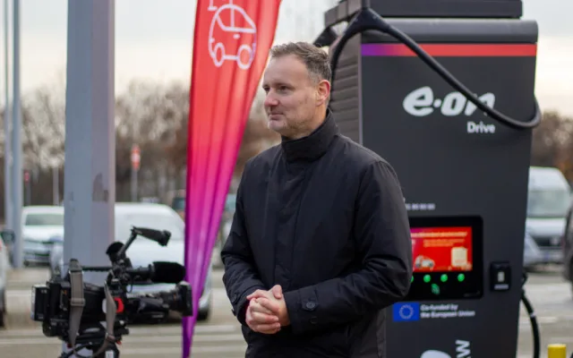 Jednatel E.ON Drive Infrastructure Martin Klíma uvedl, že otevřením těchto nových nabíječek společnost napojuje na hlavní tranzitní koridor České republiky, dálnici D1.