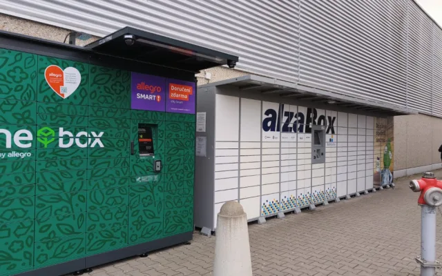 Samoobslužné boxy u Kauflandu v Plzni na Borech.