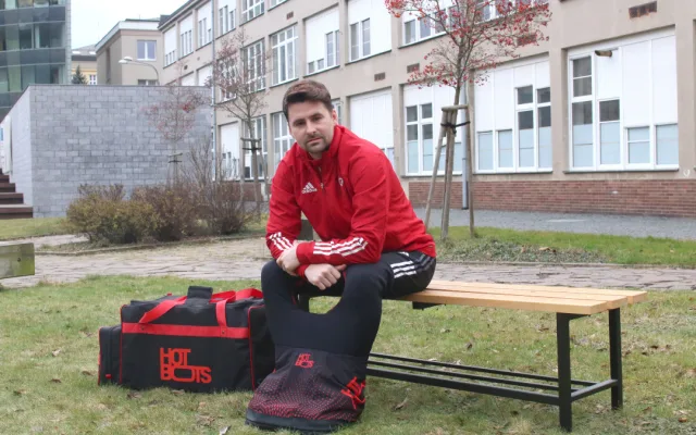 Už žádné zmrzlé nohy fotbalistů na střídačce, liberecká univerzita pro ně navrhla vyhřívaný vak