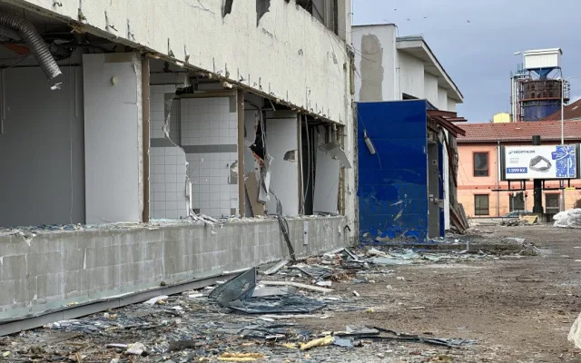 Bývalá budova společnosti Čevak jde k zemi, nahradí ji nový Lidl. V okolí vyroste nová bytová čtvrť