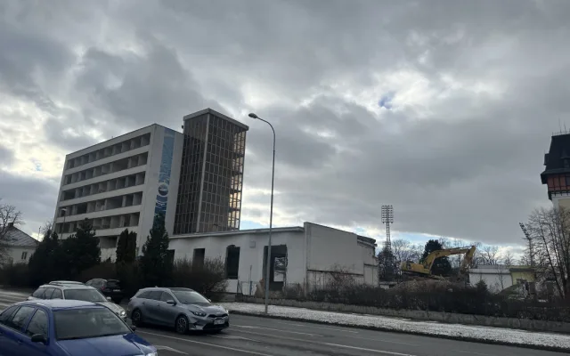 Bývalá budova společnosti Čevak jde k zemi, nahradí ji nový Lidl. V okolí vyroste nová bytová čtvrť