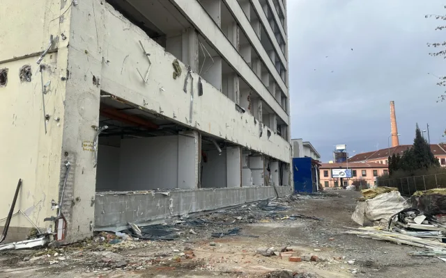 Bývalá budova společnosti Čevak jde k zemi, nahradí ji nový Lidl. V okolí vyroste nová bytová čtvrť